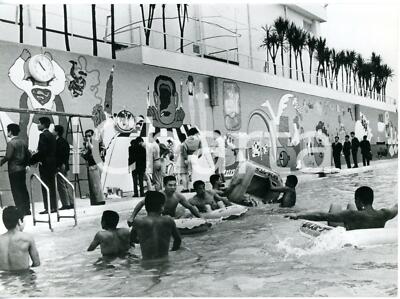 1968 USA Larry BARTSCHER a una festa in piscina organizzata da Errol WETSON 