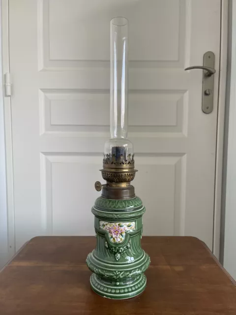 Ancienne lampe à pétrole barbotine céramique vert fleurs XXème