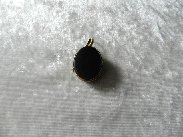 Ancien Pendentif Plaqué Or Jaune Avec Cabochon Onyx - Forme Feuille