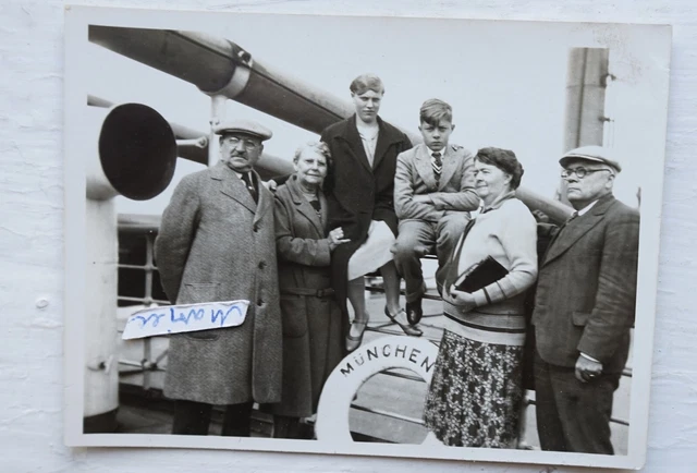 Foto alt Portrait Familie Schiff München Dampfer Passagiere Rettungsring Kennung