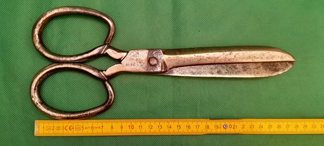 Ancienne Paire De Ciseaux En Fer Forgé - Pour Collection Couture Ou Décoration Vitrine