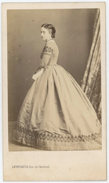 CDV c.1860. Jeune femme en robe par Levitsky, noblesse parisienne à identifier.