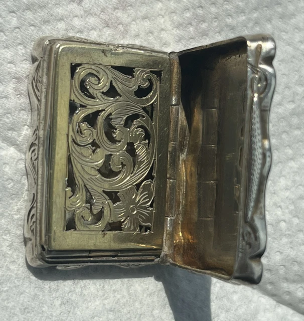 Delightful Mid Victorian Sterling Silver Vinaigrette Birmingham 1870