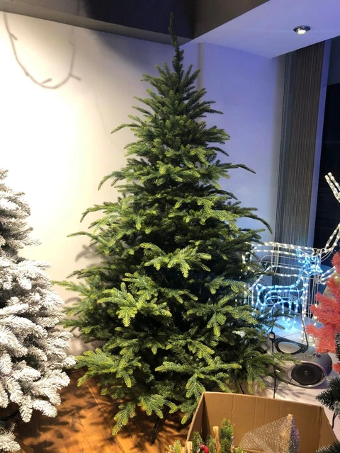 Künstlicher Weihnachtsbaum 180cm - Mit Holzfuß & Realistischer Optik