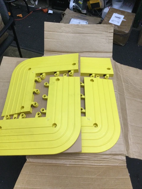 Wearwell 4pck Outside Corner Anti-Fatigue Tile; Yellow; 5602RPR6