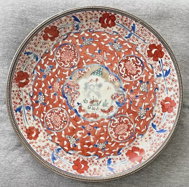 Chine Japon ?. ANCIEN GRAND PLAT EN PORCELAINE A DECOR IMARI ? . Finition Argent