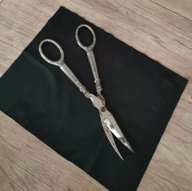 Ciseaux ancien en métal argenté - couture , manucure, à raisin ?