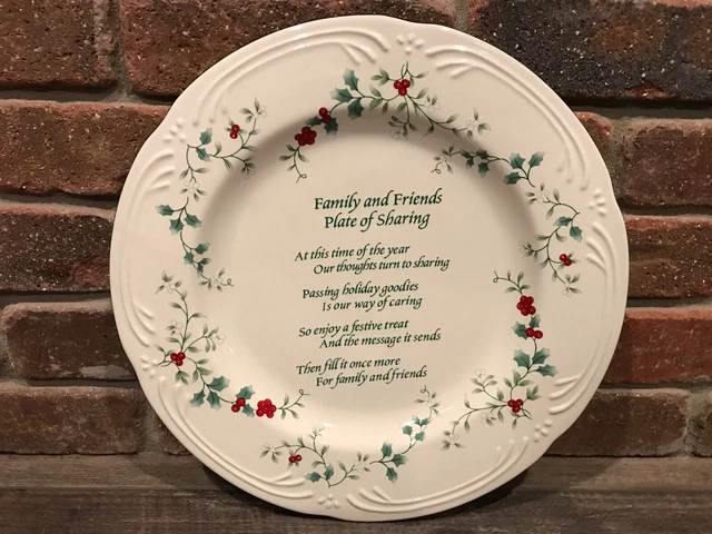 Pfaltzgraff Winterberry Family & Friends Christmas Sharing  Dessert Plate