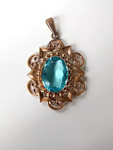 Ancien bijou fantaisie pendentif en métal doré et pierre bleu clair