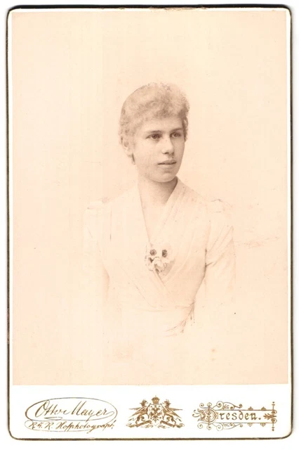 Fotografie Otto Mayer, Dresden, Pragerstrasse 31, Portrait junge Dame im weißen