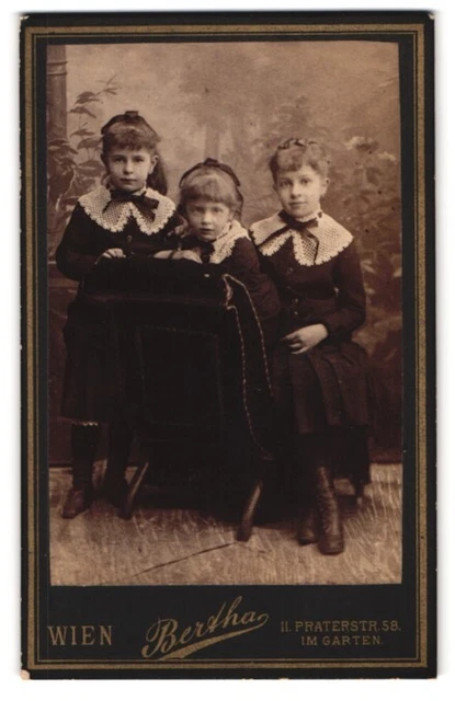 Fotografie Atelier Bertha, Wien, Praterstr. 58, Mädchen vor Studiokulisse trage