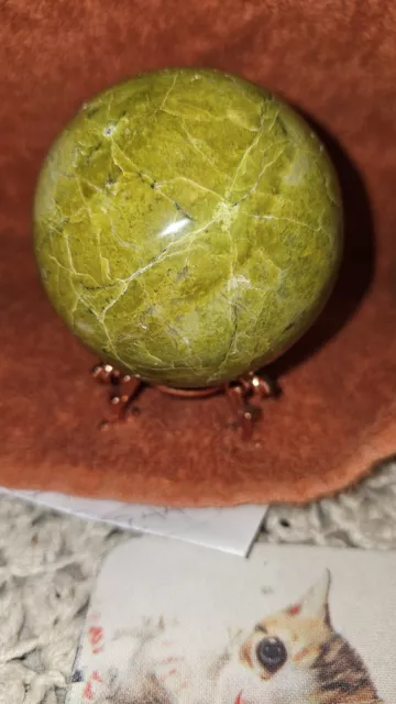 Esfera de ópalo verde pulido