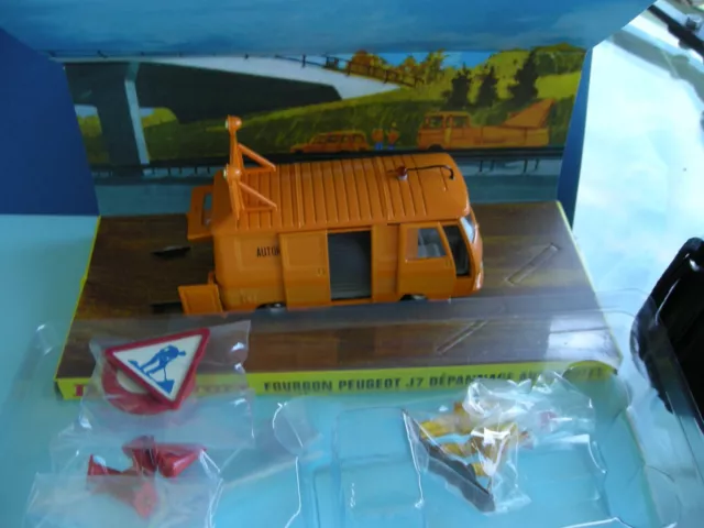 SUPERBE NEUF EN BOITE DINKY TOYS No 570 A PEUGEOT J7 DEPANNE AUTOROUTES ECH 1/43