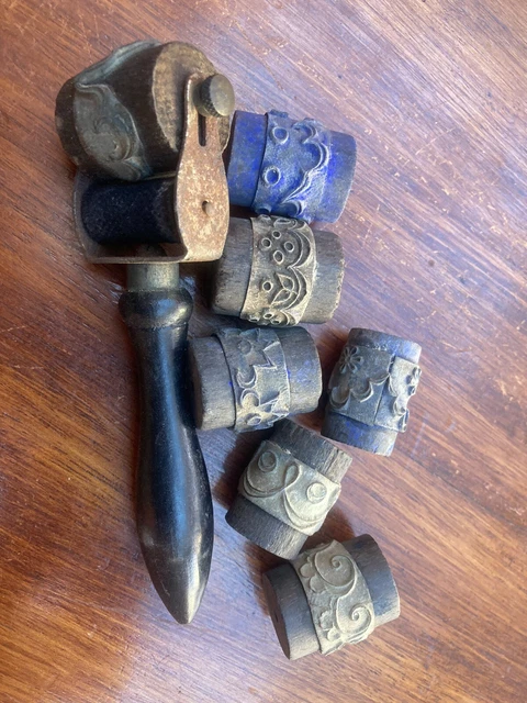 Rodillo De Bordado Francés De Colección Y 7 Barriles. Sellos Para Bordar