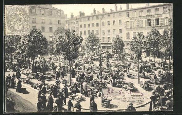 CPA Vienne, Place de l´Hotel de Ville, fin de Marche 1905