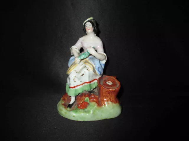 ancien encrier peint en porcelaine de vieux Paris demoselle assise XIX ème