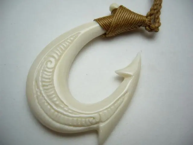 Hawaiian Jewelry Tribal Fish Hook Bone Carved Maori Hei Matau New Zeland 35313