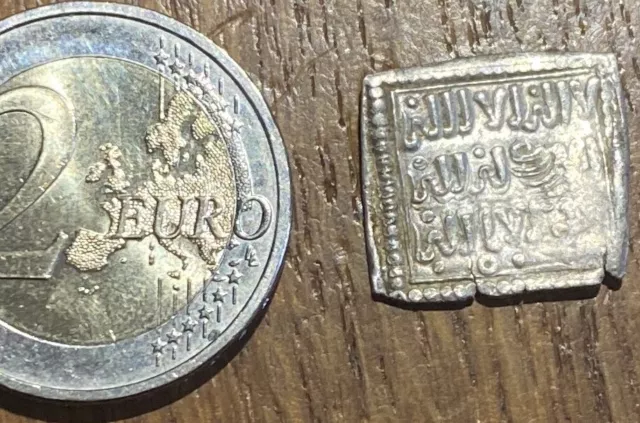 Pièce De Monnaie Carrée Arabe  En Argent À Identifier (631)