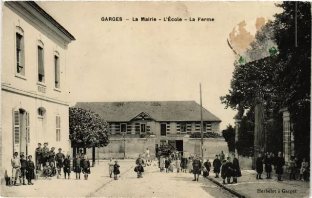 CPA  Garges - La Mairie - L'École - La Ferme   (290851)