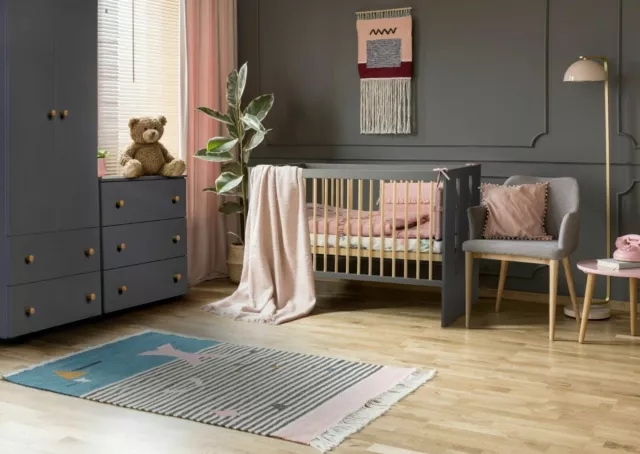 KMBABY Babybett 3-Stufen Höhenverstellbares Paul mit Matratze + Kommode Grau