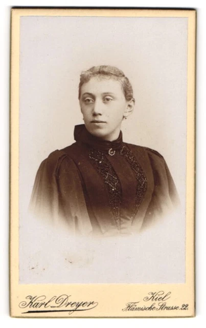 Fotografie Karl Dreyer, Kiel, Portrait junge Dame im eleganten Kleid mit Puffär