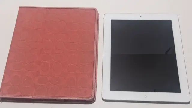 Apple iPad 2  9.7in - WiFi White W/Pink Coach Case Bundle