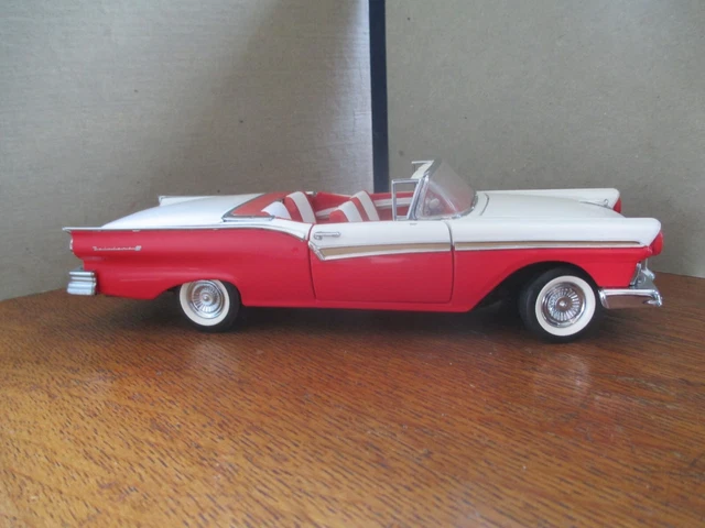 Danbury Mint 1:24 Die Cast 1957 Red Ford Fairlane Skyliner Retractable Hard Top