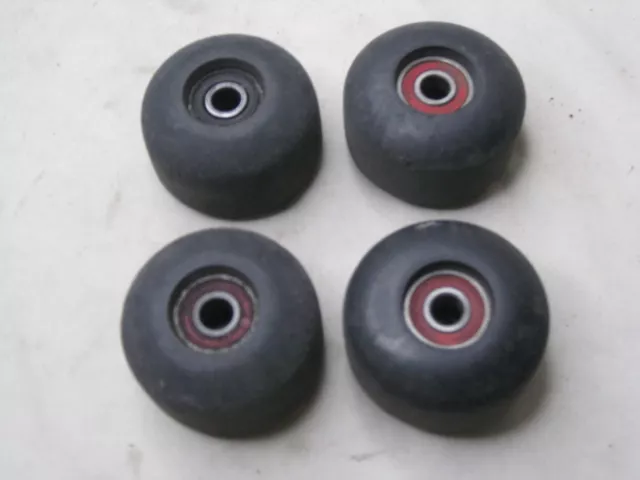 4 BONES REDS skateboard wheels wheel w/ bearings used vintage   ?
