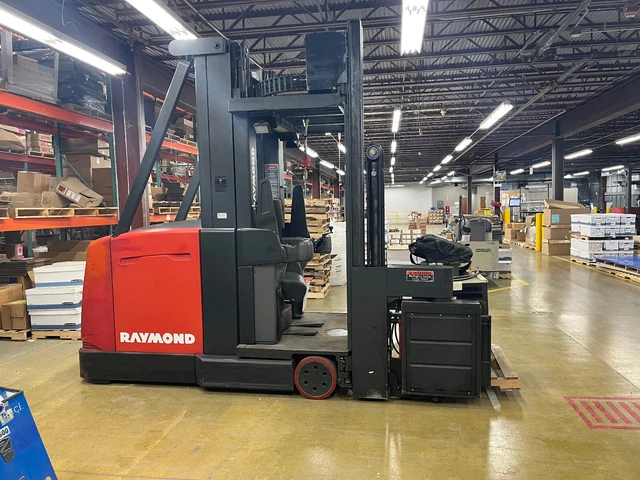 Raymond EASi Swing-Reach Truck