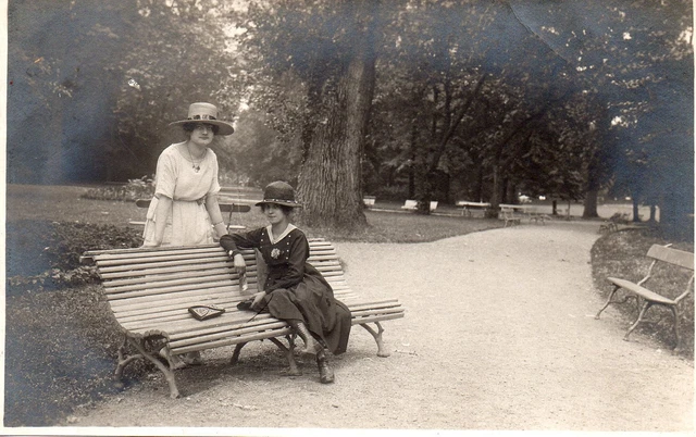 BE773 Carte Photo vintage card RPPC Femme woman mode fashion jardin public banc