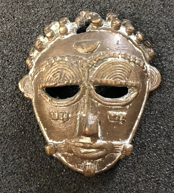 Masque diminutif Akan Ghana Côte d’Ivoire Vers 1960 figure d'ancêtre Afrique