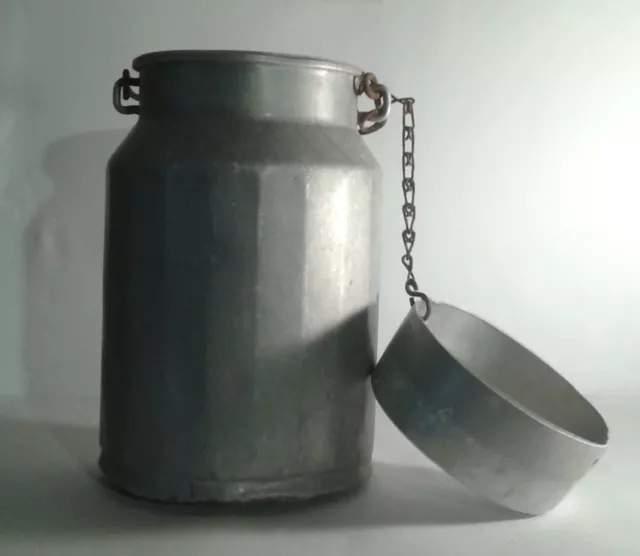 superbe pot à lait en aluminium ancien, qui donnera du charme et du cachet