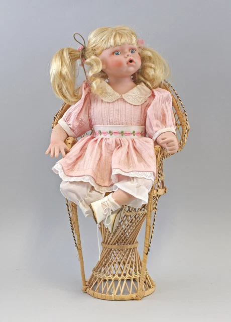 99810093 Niedl. Muñeco de Artista Porzellankopf Niña sobre Sillas de Mimbre