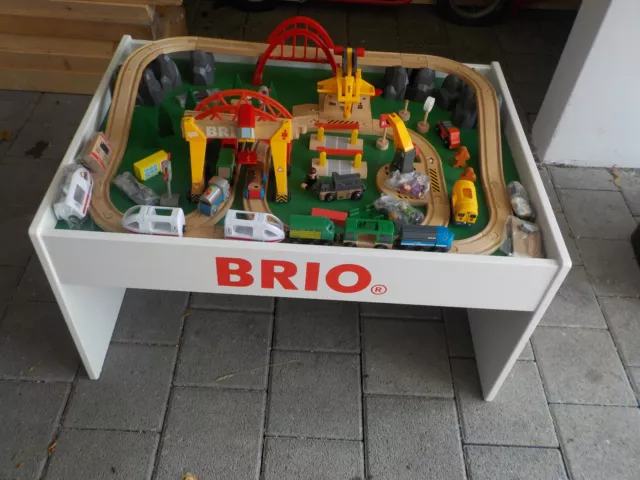 Briotisch Holzspielzeug mit viel Zubehör / große Eisenbahnanlage, Autos, Figuren