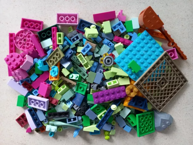 100 pièces LEGO en vrac, triées par couleurs, pièces et pièces lego vertes.