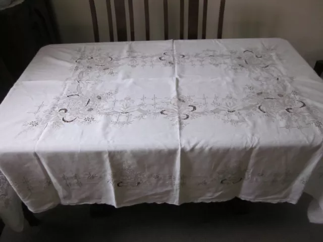 Stunning Large Rectangular Hand Worked Madeira Embroidery Pure Cotton Tablecloth 3