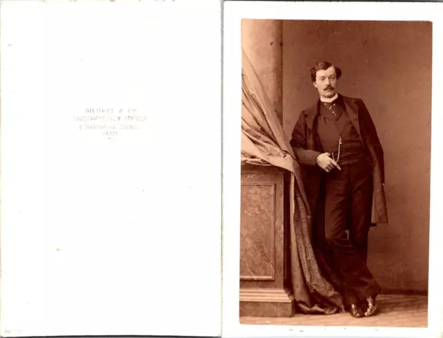 Disdéri, Paris, Un homme pose Vintage CDV albumen carte de visite  CDV, tirage