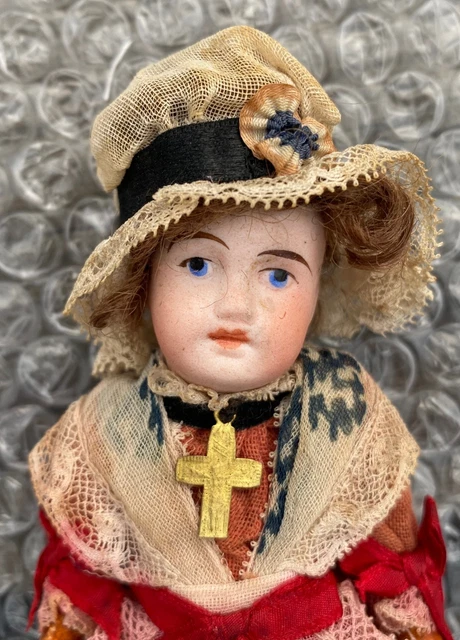 Poupée Mignonnette Ancienne, Buste En Biscuit Porcelaine, Tête Et Bras Mobiles