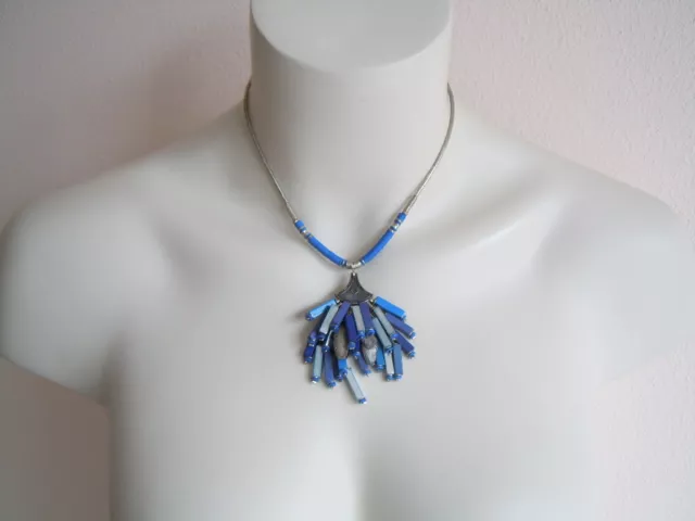 Langani mit der schwarzen Perle Kette,Collier Holz blau Federn 21,2 g/L:37-40 cm