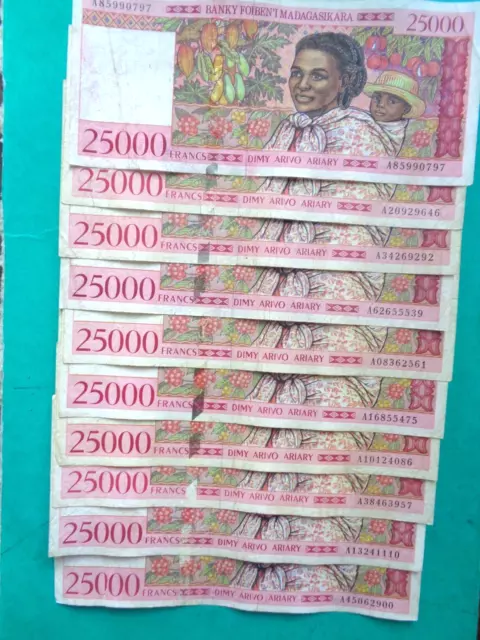 LOT  de 10 BILLET  banque MADAGASCAR  Afrique  Réf.   23    /   18