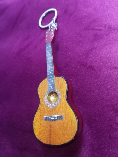 PORTE CLES guitare en très joli bois en sapin massif.