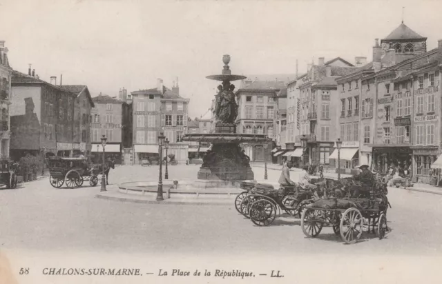 CPA 51 CHALONS sur MARNE La Place de la Republique