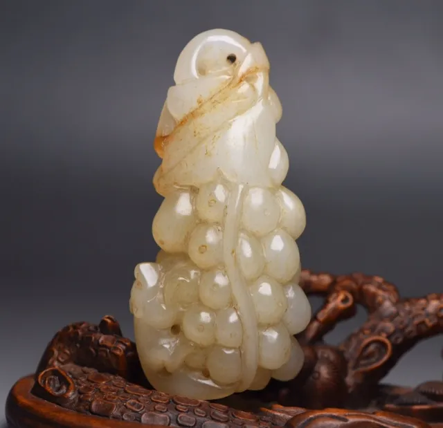 Chinese Beautiful Natural Hetian Jade Carving Exquisite Grape Pendant Jewelry