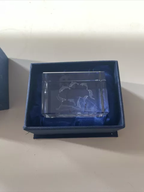 Dolphins 3D Laser Etched Crystal Glass Cube paperweight (H12)