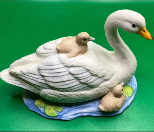 Vintage Home Interiors Homco #1467 Swan and Babies Porcelain Figurine