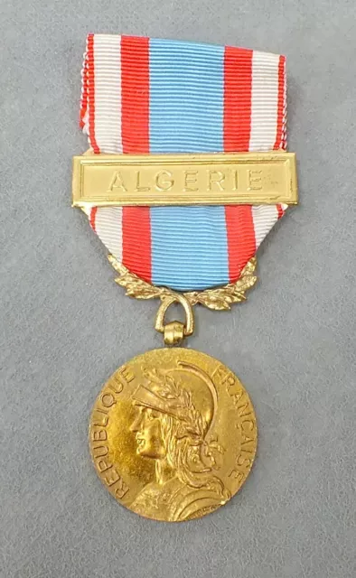 Vintage ALGERIA Medal ALGERIE REPUBLIQUE FRANCAISE COMMEMORATIVE France AWARD