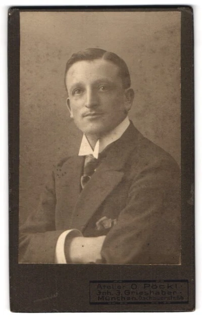Fotografie O. Pöckl, München, Dachauerstr. 6a, Junger Mann im Anzug mit Krawatt