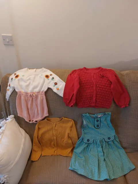Piccolo pacchetto di 4 vestiti per bambini età 12 M-3 anni