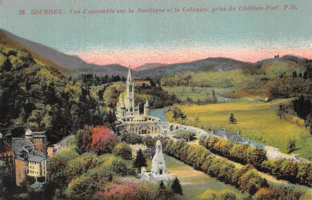 Lourdes vue d'ensemble sur la basilique et le calvaire prise du château