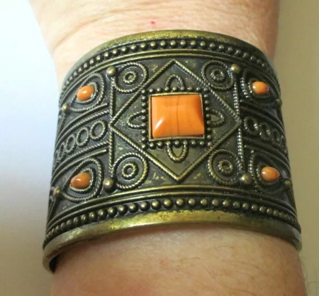 Large bracelet manchette rigide en bronze cabochons oranges bijou rétro